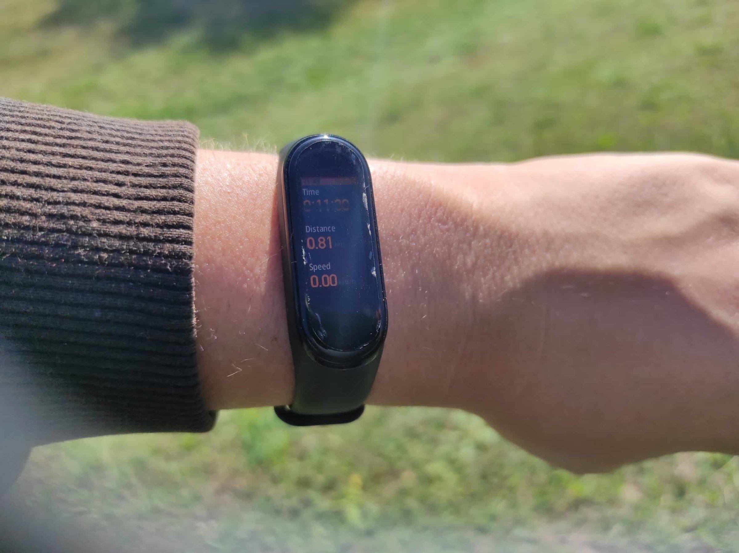 Shot of Xiaomi Mi Band 4 few days ago while slow walking session in neighborhood at noon sun